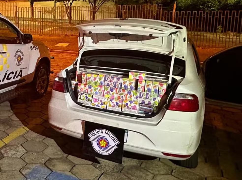 Homem acelera carro ao ver viatura e acaba preso por contrabandear 1,4 mil cigarros eletrônicos