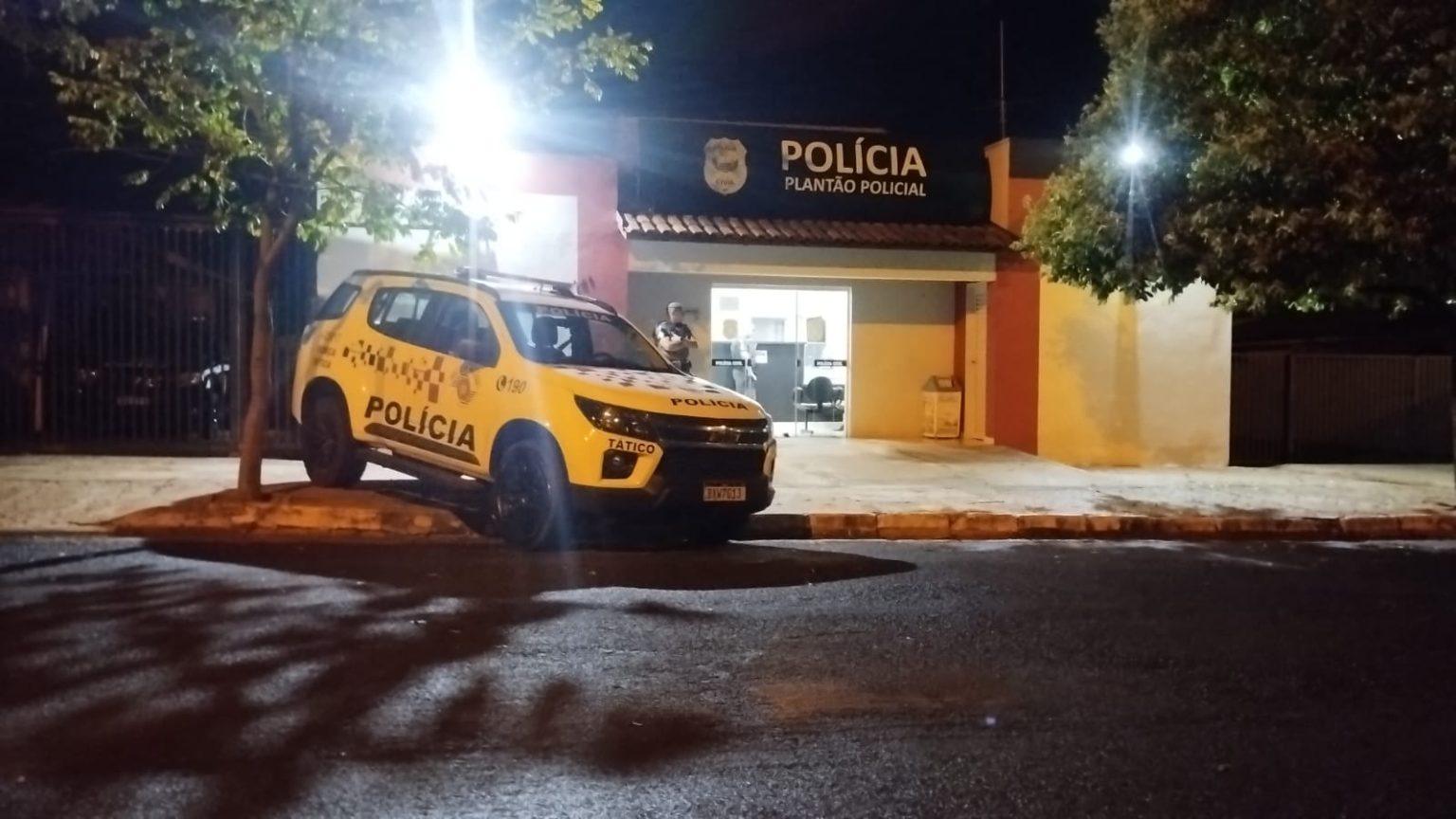 Homem dá soco violento no rosto de mulher e ameaça policiais em Lucélia