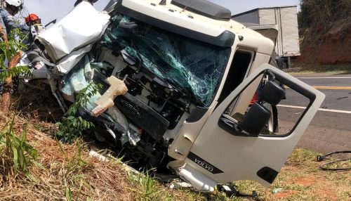 Morador de Lucélia morre em grave acidente envolvendo carro e caminhão, na SP 425, em Parapuã