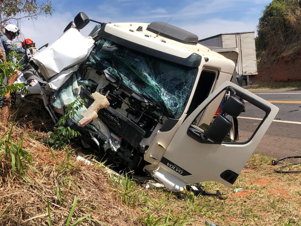 Morador de Lucélia morre em grave acidente envolvendo carro e caminhão, na SP 425, em Parapuã