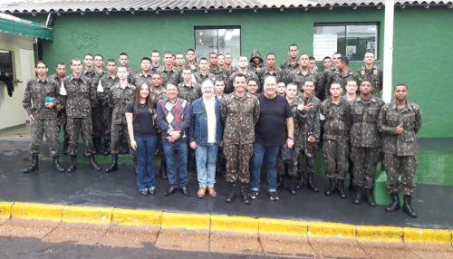 Professores do Centro Universitário ministram palestra sobre educação financeira no Tiro de Guerra