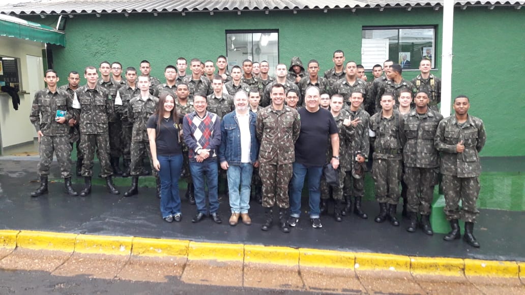 Professores do Centro Universitário ministram palestra sobre educação financeira no Tiro de Guerra
