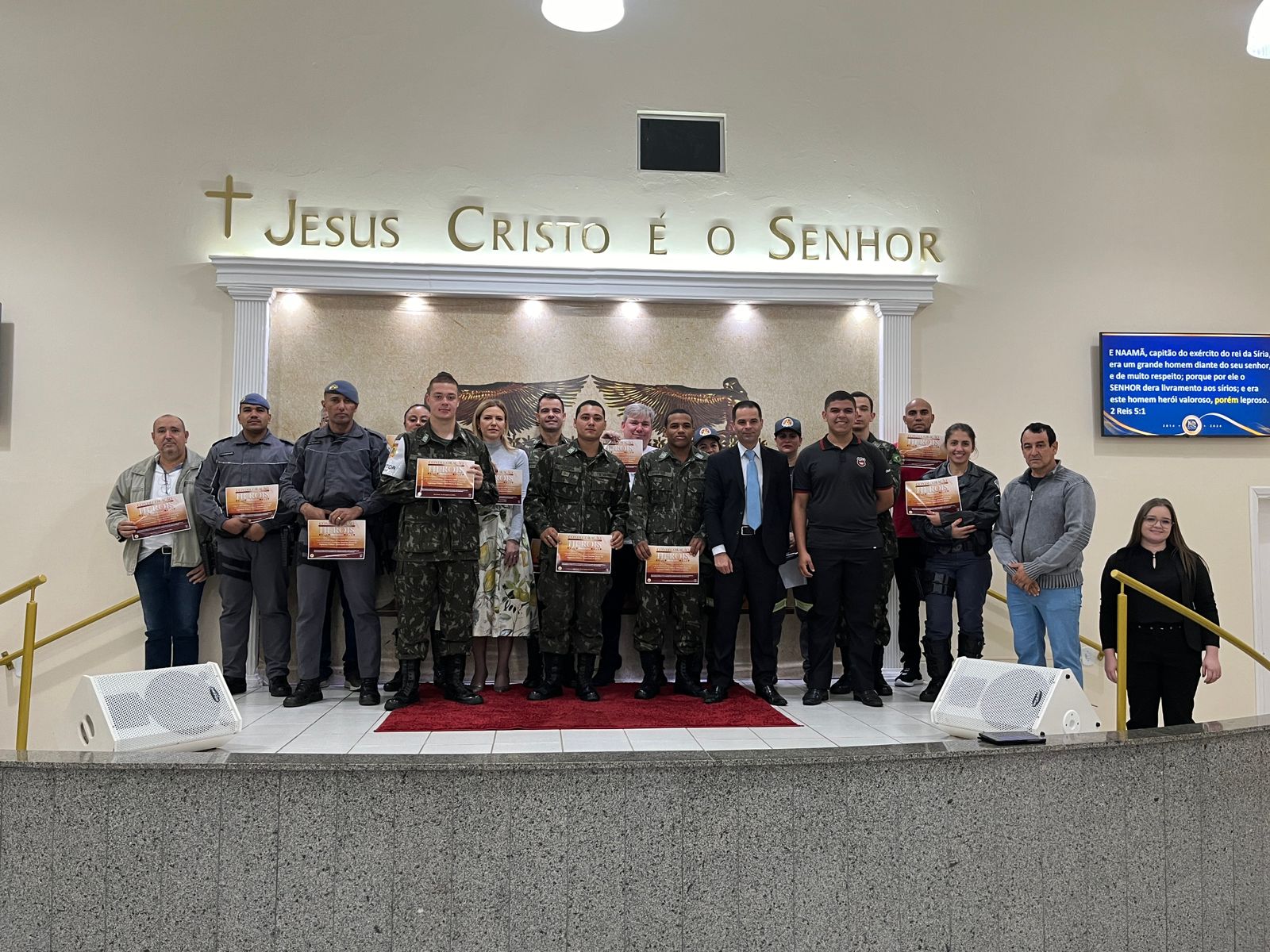 Cerimônia de Condecoração na Igreja Universal de Adamantina: Reconhecendo os Verdadeiros Heróis