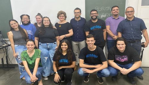 Estudante da Espanha realiza apresentação no Centro Universitário