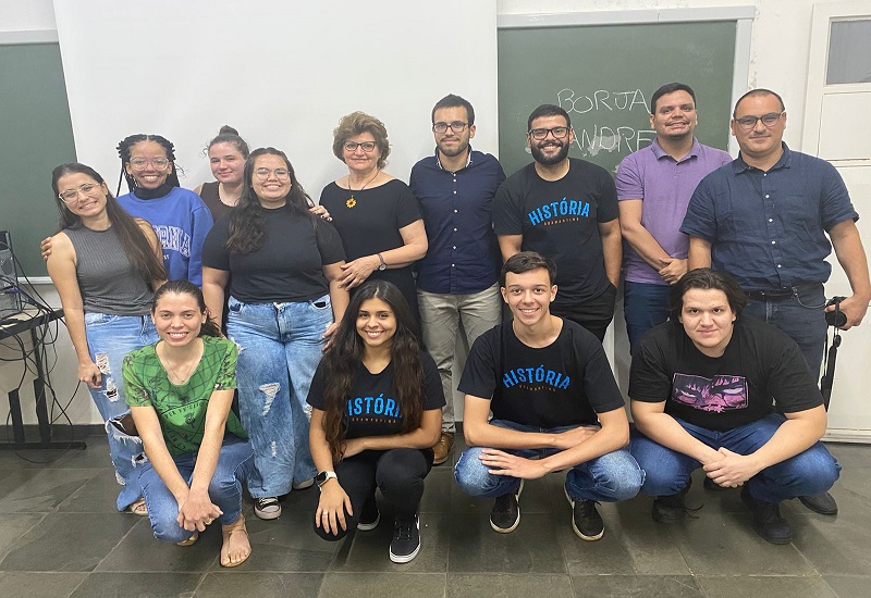 Estudante da Espanha realiza apresentação no Centro Universitário