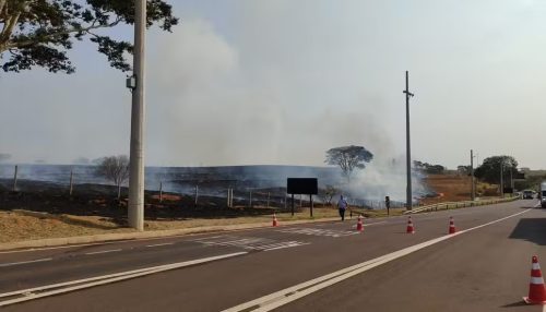 Caminhão com carga de feno pega fogo e incêndio destrói quase 17 hectares de pastagem às margens da Rodovia Comandante João Ribeiro de Barros