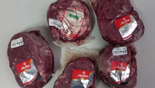 Jovem furta cinco pacotes de carne, esconde em mochila e acaba preso