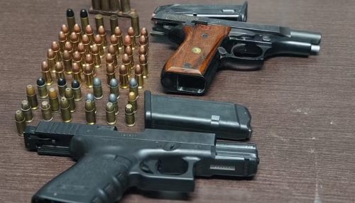 Após denúncia de disparos, dono de borracharia é preso com duas pistolas e 56 munições