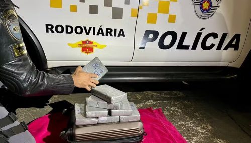 Mulher esconde tabletes de cocaína em mala de viagem e acaba presa