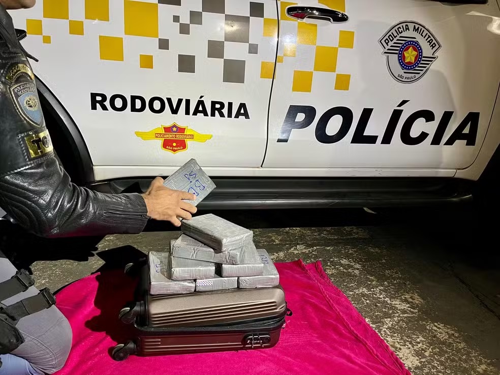 Mulher esconde tabletes de cocaína em mala de viagem e acaba presa