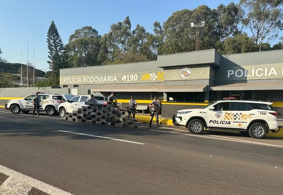 Operação conjunta apreende caminhonete carregada com carga de quase 1 tonelada de maconha