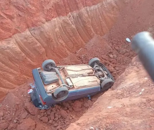 Polícia investiga como carro foi parar em vala de aterro sanitário em Osvaldo Cruz