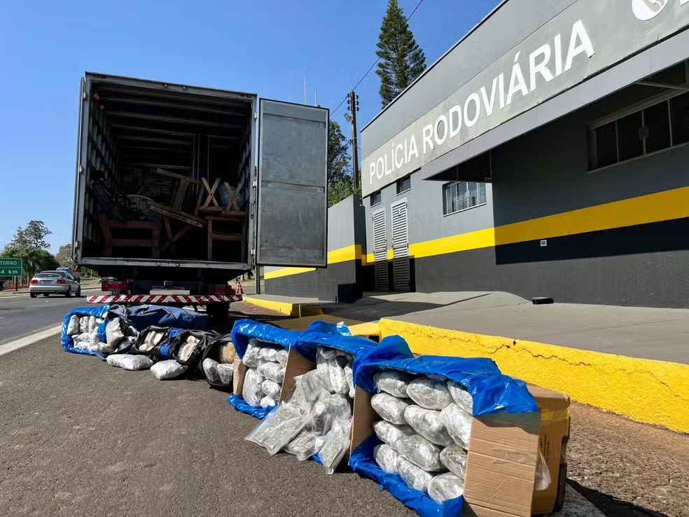 Motorista é preso após ser flagrado com 111kg de skank e haxixe escondidos em carga de mudança
