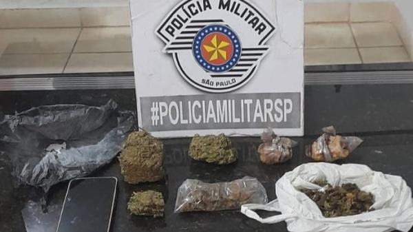 Vistos pela PM empurrando uma moto, dois acabam presos por tráfico de drogas em Flórida Paulista