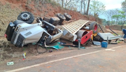Caminhão com rolo compactador na carroceria tomba na SP-294 em Parapuã