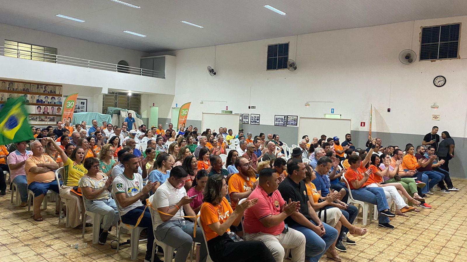 Em um evento lotado de apoiadores, Tiveron declarou indignado: 