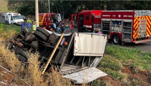 Por cerca de duas horas equipes atuam no resgate de vítima de acidente na SP-294 em Adamantina