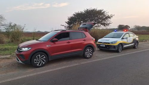 Motorista é presa ao ser flagrada dirigindo carro roubado e adulterado