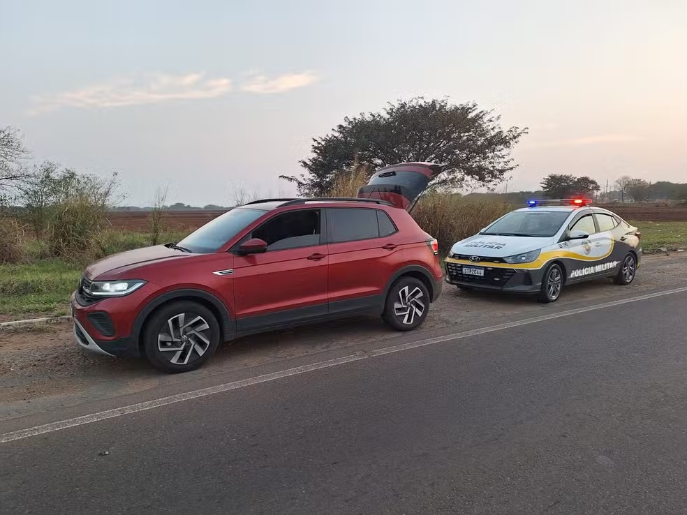 Motorista é presa ao ser flagrada dirigindo carro roubado e adulterado