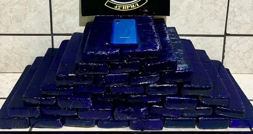 Passageira de ônibus é presa com 35 tabletes de maconha dentro de bagagens