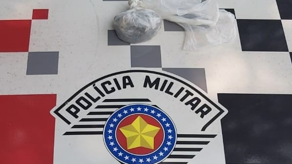 Com maconha no bolso, jovem de 18 anos é preso por tráfico de drogas no centro de Adamantina