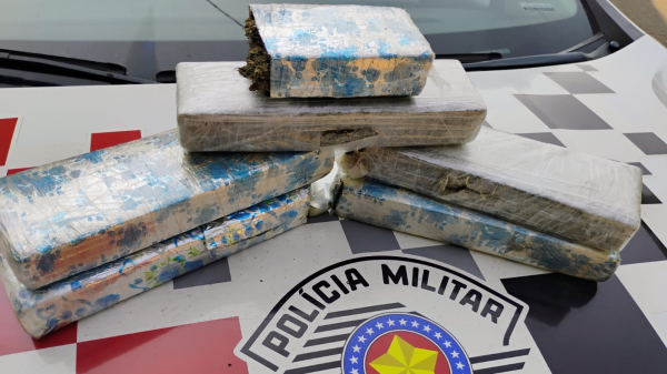 Após denúncia anônima, duas mulheres acabam presas pela PM por tráfico de drogas em Adamantina