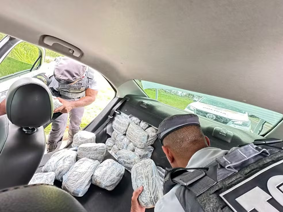Dupla é presa após ser flagrada com mais de 64 kg de skunk escondidos dentro de veículo