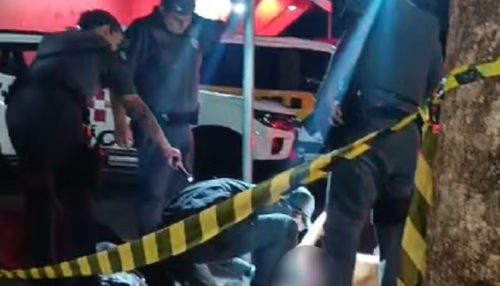 Homem esfaqueia namorada e jovem em bar após ver publicação em rede social