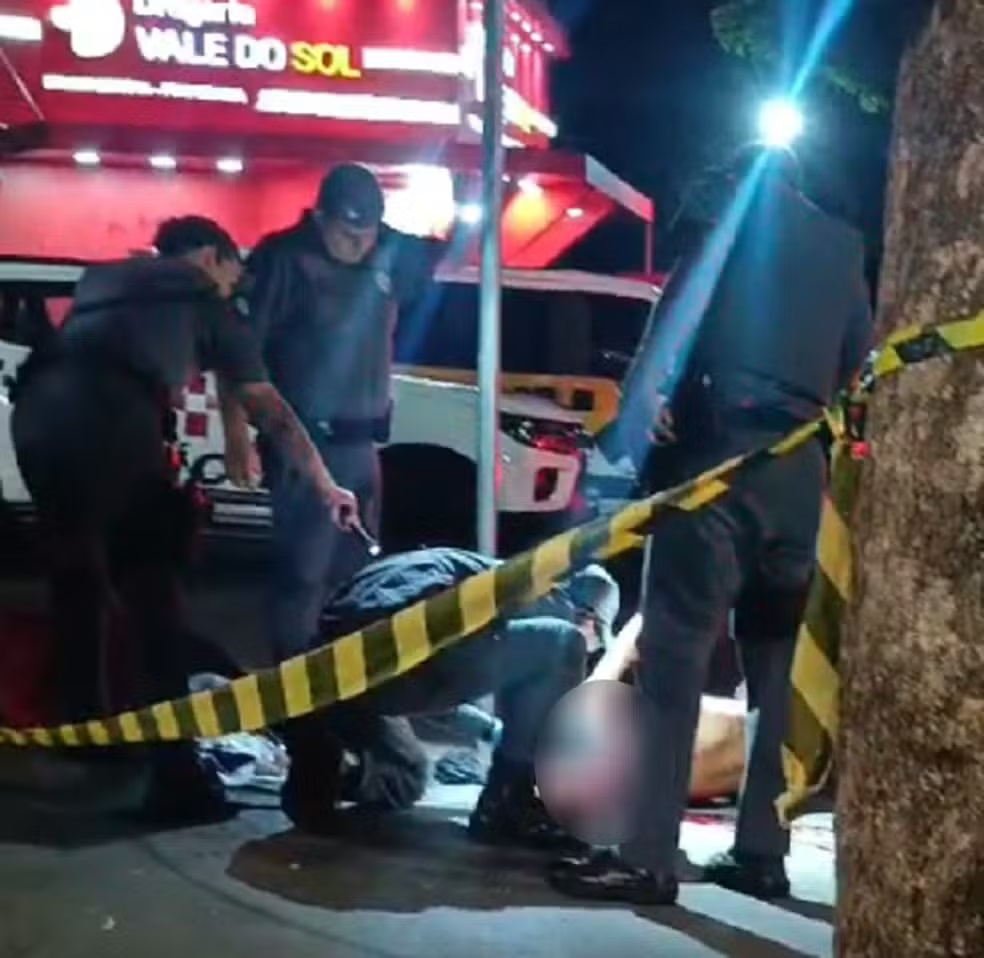 Homem esfaqueia namorada e jovem em bar após ver publicação em rede social