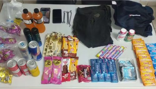 Homem furta chocolates, sais de fruta e sorvetes em farmácia, tenta fugir pelo telhado e acaba preso