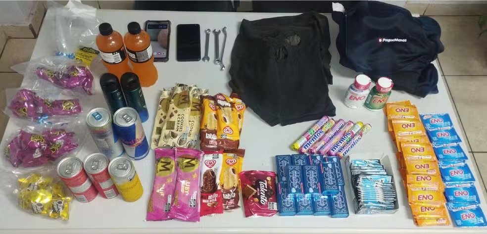 Homem furta chocolates, sais de fruta e sorvetes em farmácia, tenta fugir pelo telhado e acaba preso