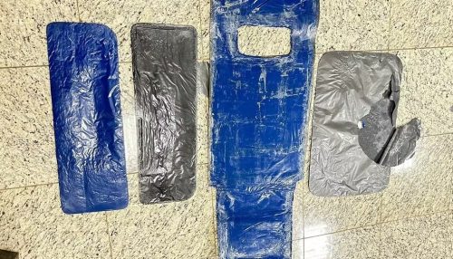 Passageira boliviana é presa com placas de cocaína escondidas na mala