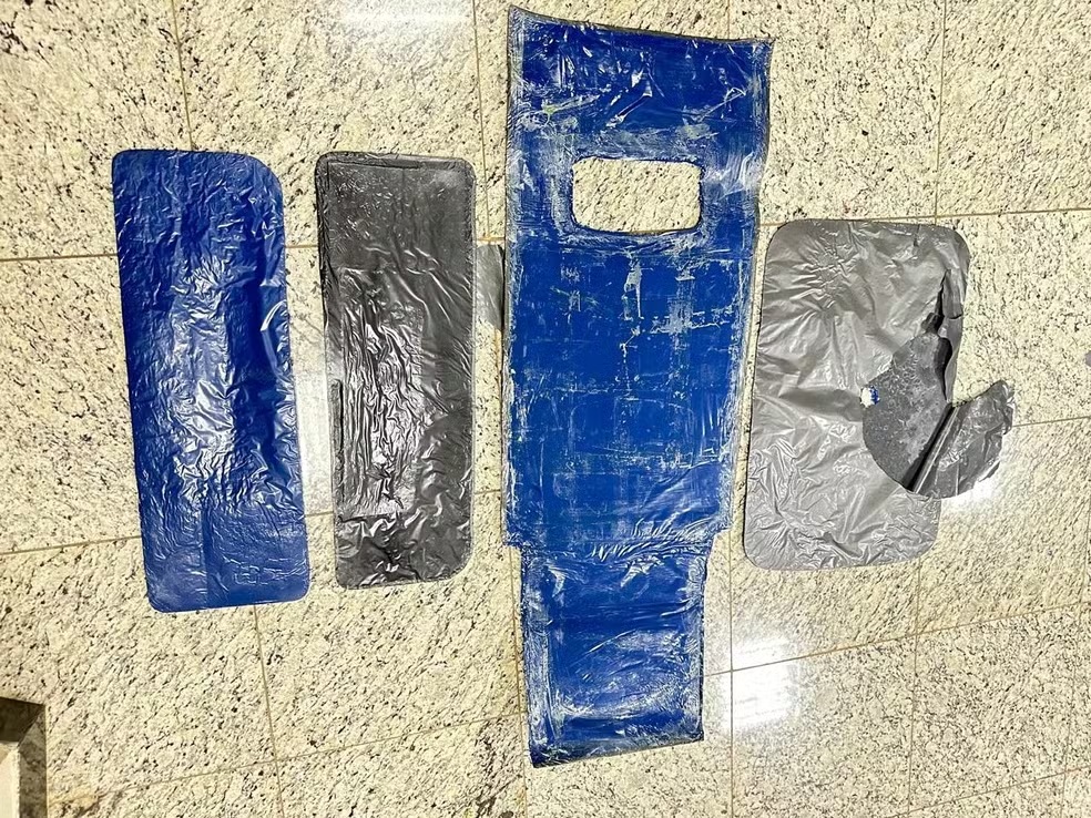 Passageira boliviana é presa com placas de cocaína escondidas na mala