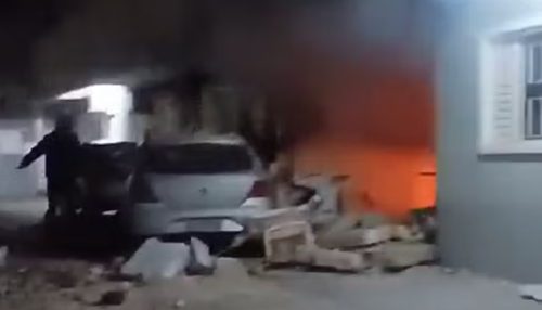 Botijão de gás explode dentro de kitnet durante a madrugada e parede desaba sobre veículos estacionados