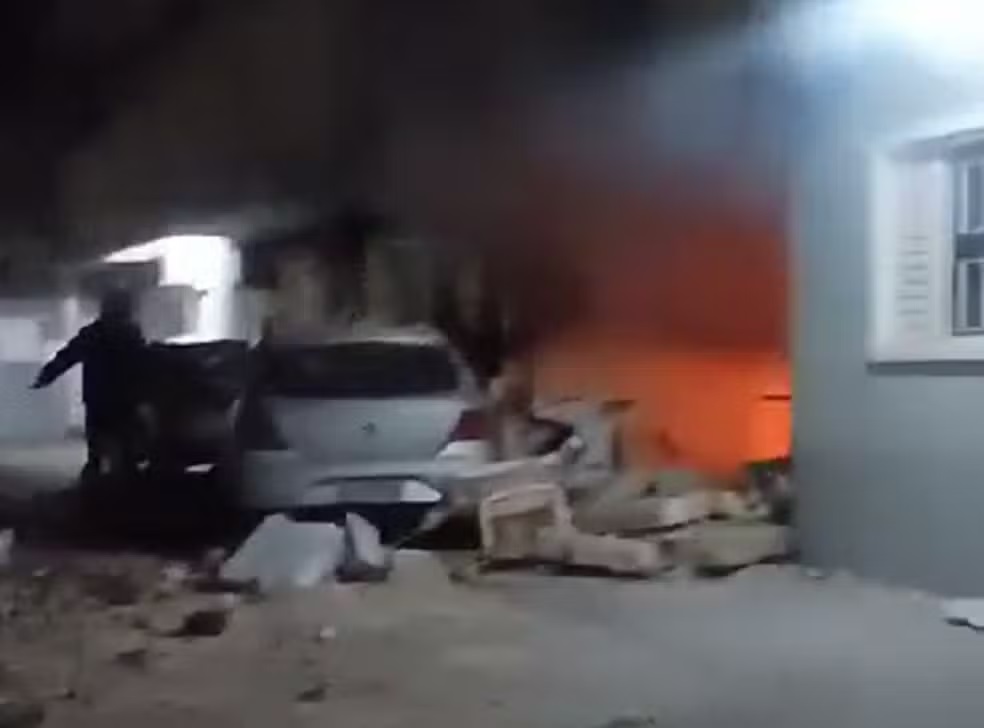 Botijão de gás explode dentro de kitnet durante a madrugada e parede desaba sobre veículos estacionados