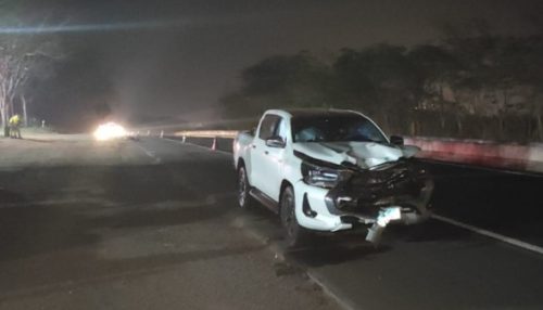 Homem morre após moto ser atingida na traseira por caminhonete; condutor abandona picape e foge