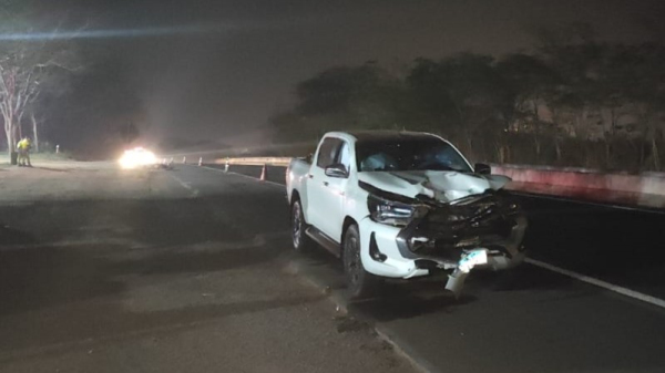 Homem morre após moto ser atingida na traseira por caminhonete; condutor abandona picape e foge
