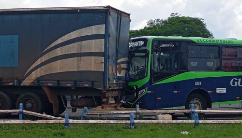 Carreta perde o freio, desce de ré e atinge ônibus do Guerino Seiscento