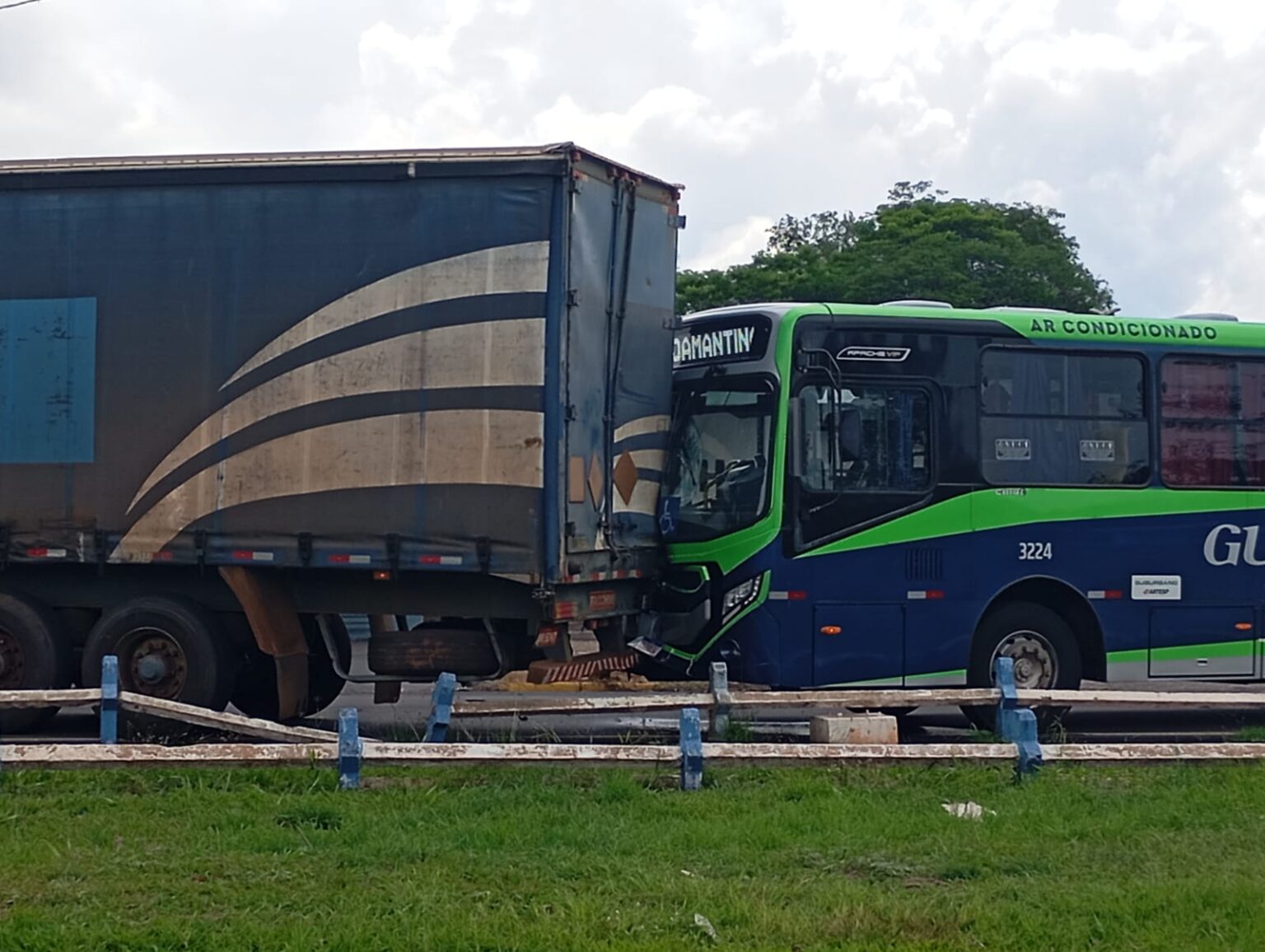 Carreta perde o freio, desce de ré e atinge ônibus do Guerino Seiscento