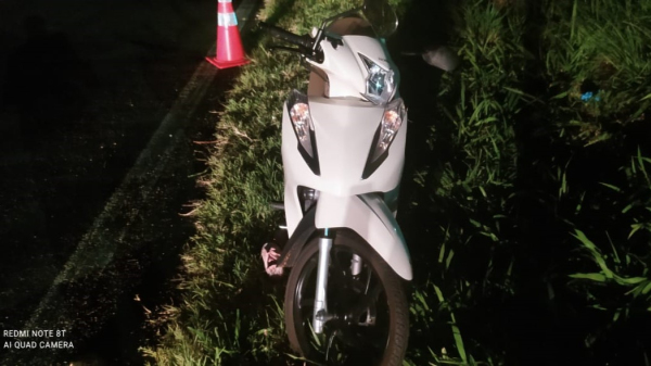 Após tombar moto, mulher é atropelada por carro e morre