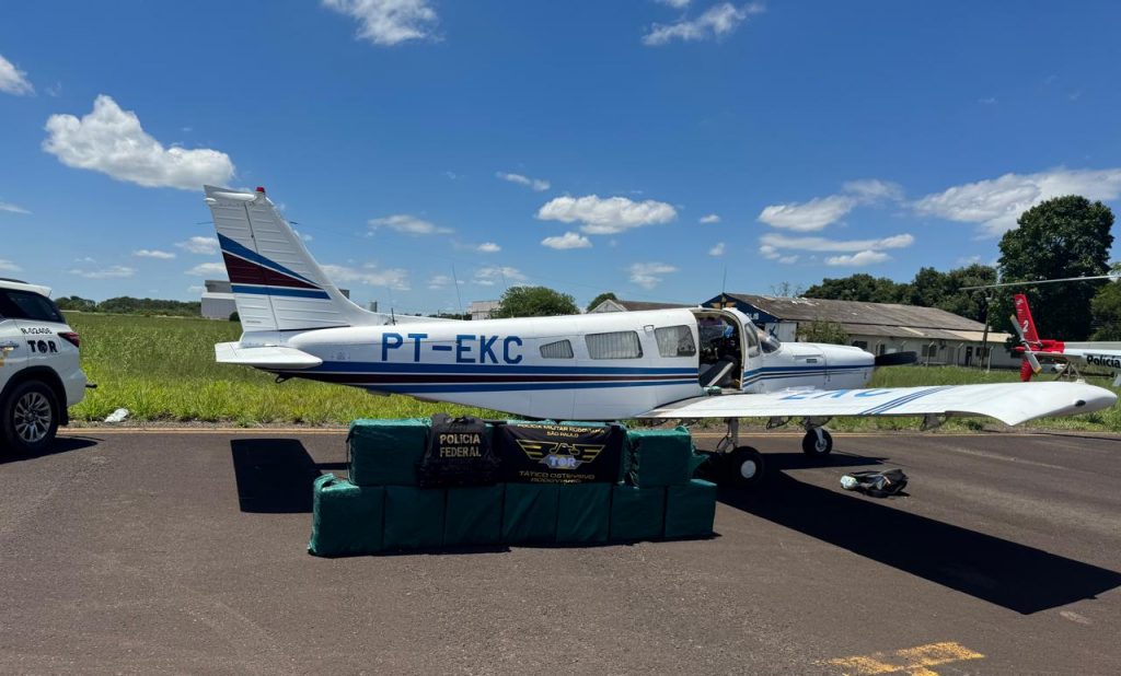 PM intercepta aeronave com cerca de 400 tijolos de pasta base de cocaína