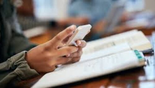 É lei: SP proíbe uso de celulares em escolas públicas e particulares a partir do ano que vem