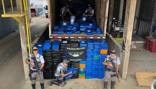 Carreta com quase 4 toneladas de maconha é apreendida após motorista pular do veículo em movimento