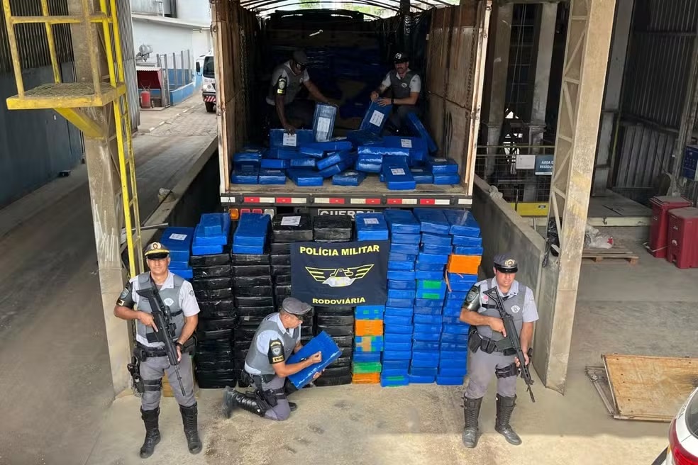 Carreta com quase 4 toneladas de maconha é apreendida após motorista pular do veículo em movimento