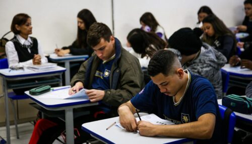 Governo de São Paulo define regras e orientações sobre o uso de celulares nas escolas