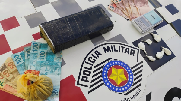 Polícia Militar de Adamantina, prende homem com tijolo e porções de maconha e cocaína