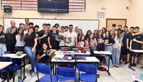 Escolas de Osvaldo Cruz são contempladas com livros de ex-aluno da FAI