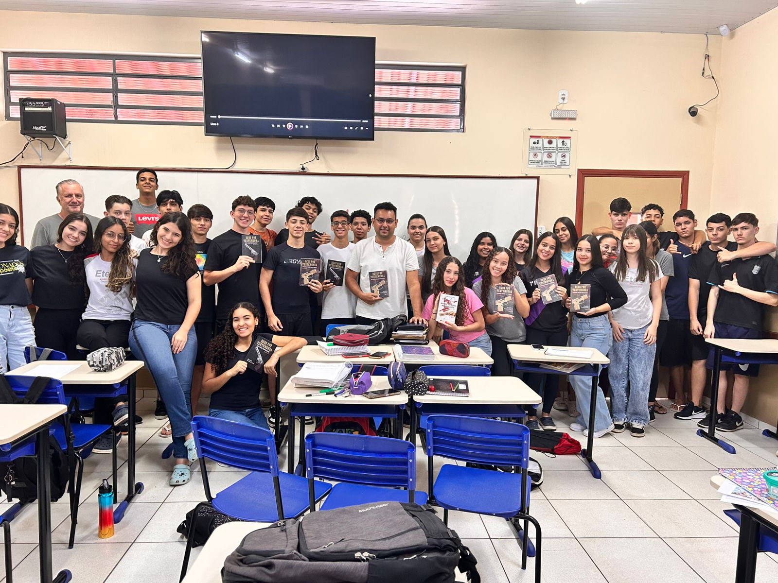 Escolas de Osvaldo Cruz são contempladas com livros de ex-aluno da FAI