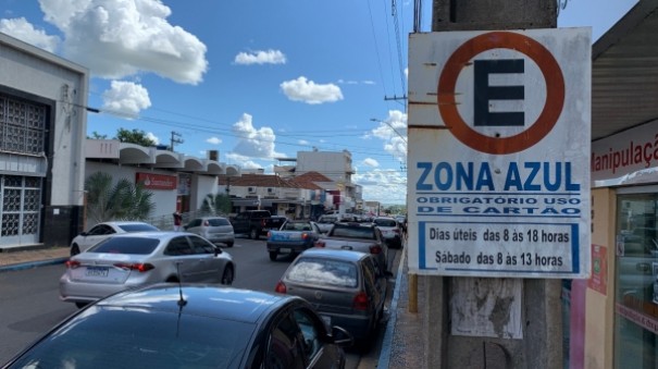 Motos estacionadas no perímetro da zona azul, fora dos bolsões, sofrerão cobrança de tarifa