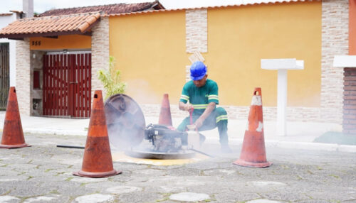 Sabesp ‘caça’ ligações irregulares usando fumaça e corante